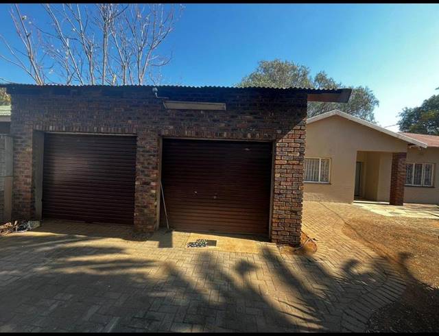 5 BEDROOM HOUSE FOR SALE IN DRIE RIVIERE